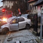 Curtea de Argeș A intrat cu mașina într-un stâlp de electricitate