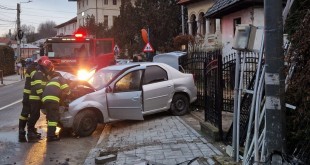 Curtea de Argeș A intrat cu mașina într-un stâlp de electricitate