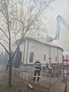 Incendiu izbucnit la acoperișul unei biserici din comuna Albota (1)