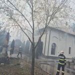 Incendiu izbucnit la acoperișul unei biserici din comuna Albota (3)