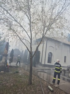 Incendiu izbucnit la acoperișul unei biserici din comuna Albota (3)