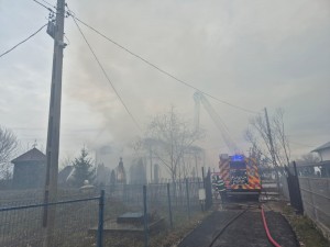 Incendiu izbucnit la acoperișul unei biserici din comuna Albota (5)