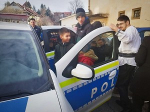 Polițiștii argeșeni au primit colindători! (2)