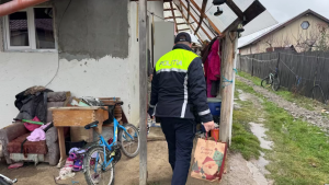 Polițiștii din Argeș au oferit cadouri copiilor (11)
