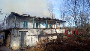 Incendiu casă nelocuită Câmpulung