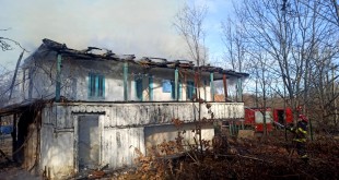 Incendiu casă nelocuită Câmpulung