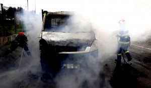 Autocamion înghițit de flăcări