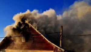 Incendiu-la-acoperișul-unei-case