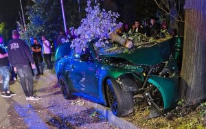 Pitești BMW intrat într-un un copac