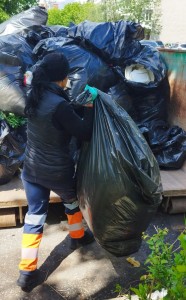 Apartament transformat în groapă de gunoi (2)