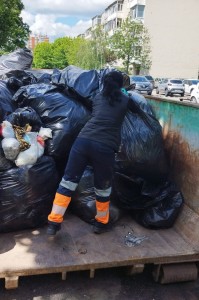 Apartament transformat în groapă de gunoi (4)