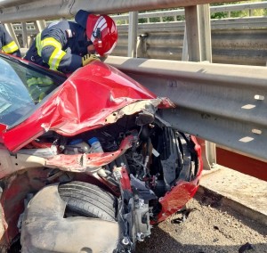 Autoturism-intrat-în-parapet-pe-A1