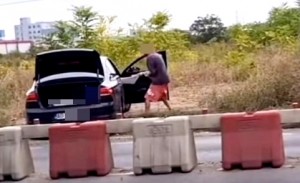 Femeia agresată și amenințată pe marginea drumului