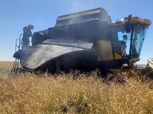 Incendiu izbucnit la o combină de treierat (2)