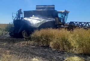 Incendiu izbucnit la o combină de treierat (3)