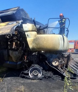 Incendiu izbucnit la o combină de treierat (4)