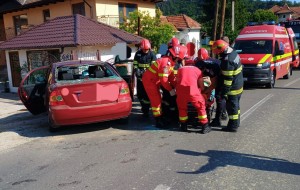 auto intrat intr-un gard stoenesti