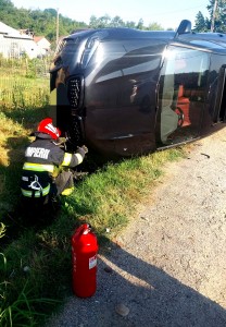 Autoturism răsturnat Călinești (2)