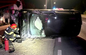 Autoturism răsturnat în orașul Topoloveni