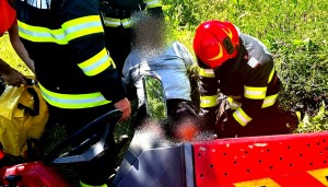 Bărbat surprins sub un utilaj