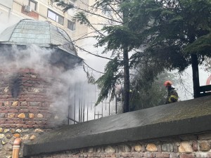 Incendiu lângă biserica Mavrodolu (3)