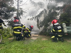 Incendiu lângă biserica Mavrodolu (5)