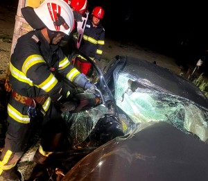 Autoturism intrat într-un stâlp în comuna Bascov