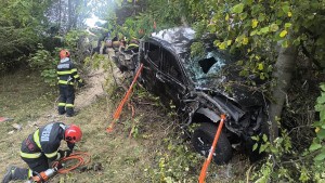 Autoturism prăbușit în râpă Dragoslavele (2)