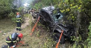 Autoturism prăbușit în râpă Dragoslavele (2)