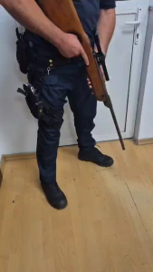 Piteștean cu pușca în Târgul Săptămânal (1)