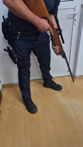 Piteștean cu pușca în Târgul Săptămânal (2)