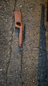 Piteștean cu pușca în Târgul Săptămânal (6)