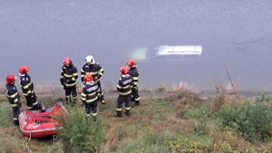 Autoturism in apa Băiculești (1)