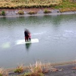 Autoturism in apa Băiculești (2)