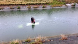 Autoturism in apa Băiculești (2)