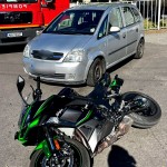 Impact motocicletă și o mașină pe strada Egalității