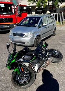 Impact motocicletă și o mașină pe strada Egalității