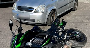 Impact motocicletă și o mașină pe strada Egalității