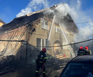 incendiu casa comuna bradu (11)