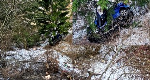 Autoturism căzut într-o râpă Dâmbovicioara (1)