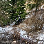 Autoturism căzut într-o râpă Dâmbovicioara (2)