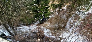 Autoturism căzut într-o râpă Dâmbovicioara (2)