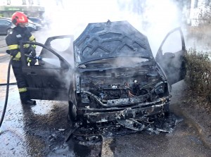 Incendiu auto Pitești strada Gârlei (1)