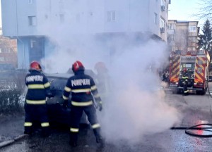 Incendiu auto Pitești strada Gârlei (2)