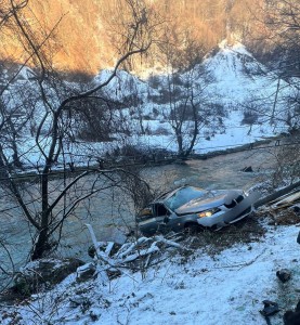 Mașină căzută în râul Dâmbovița (1)