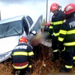 Autoturism intrat în șanț