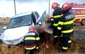 Autoturism intrat în șanț