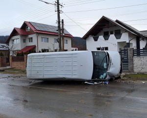 Autoutilitară răsturnat Lerești (2)