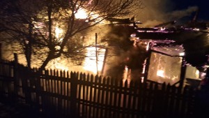 Casă cuprinsă de flăcări în comuna Drăganu (1)