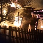 Casă cuprinsă de flăcări în comuna Drăganu (2)